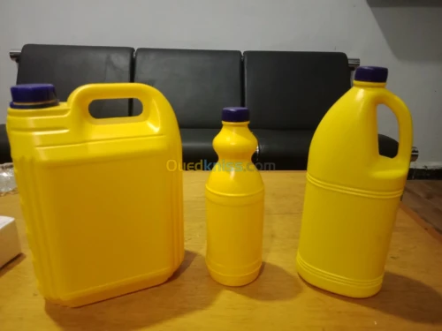  bidons et bouteilles en plastique
