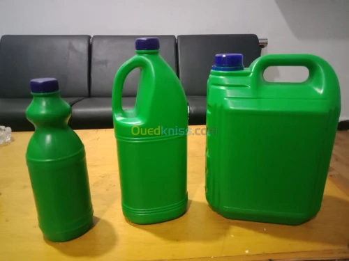 bidons et bouteilles en plastique