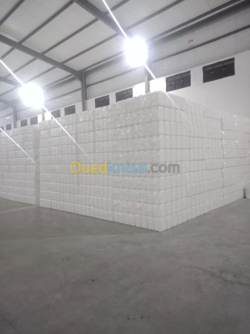  bidons et bouteilles en plastique