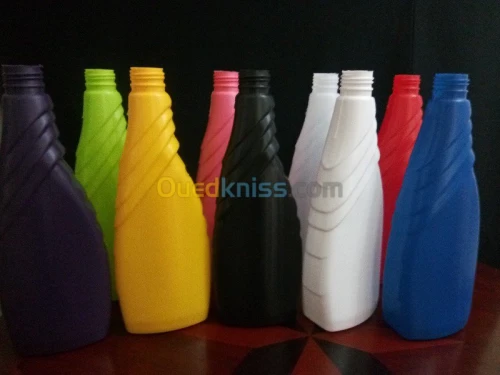  bidons et bouteilles en plastique
