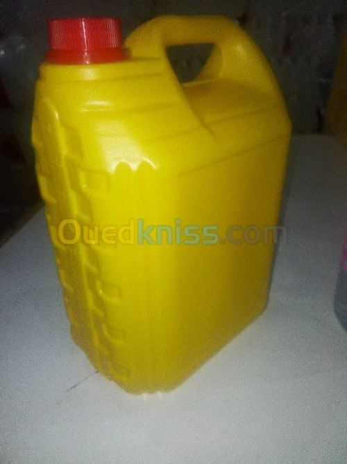  bidons et bouteilles en plastique