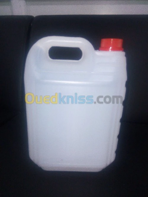  bidons et bouteilles en plastique