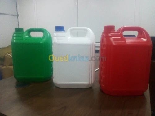  bidons et bouteilles en plastique
