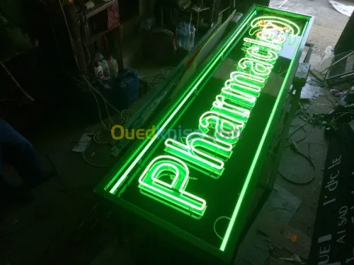 Souffleur de verre néon 