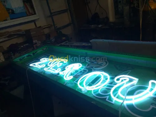 Souffleur de verre néon 