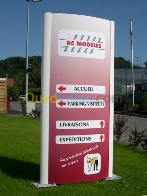 enseigne lumineuse et panneau publicité