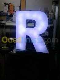 enseigne lumineuse et panneau publicité