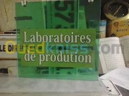 enseigne lumineuse et panneau publicité