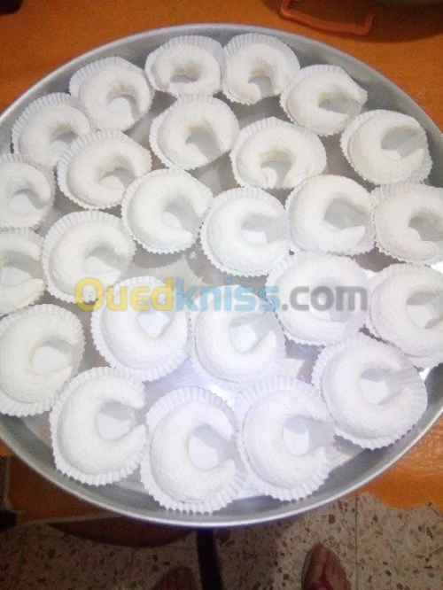 Gateau moderne et traditionel avec livraison