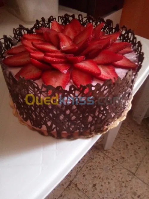 Gateau moderne et traditionel avec livraison