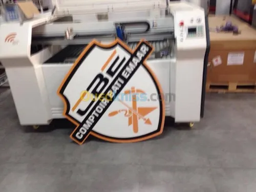 PANNEAU PUBLICITAIRE, HABILLAGE .... !