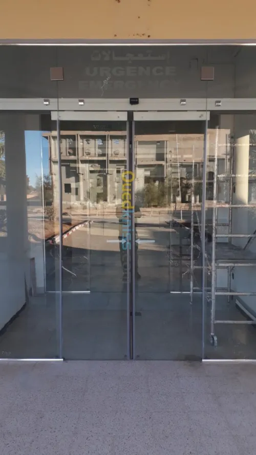 façade en verre trempé