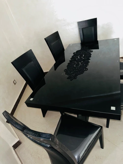 Salon avec table basse et salle a manger en hetre