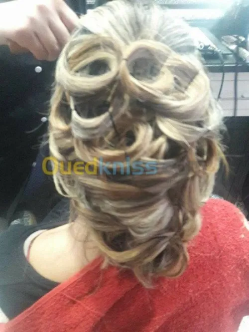 CHERCHE COIFFEUSE ET ESTHTISIENNE