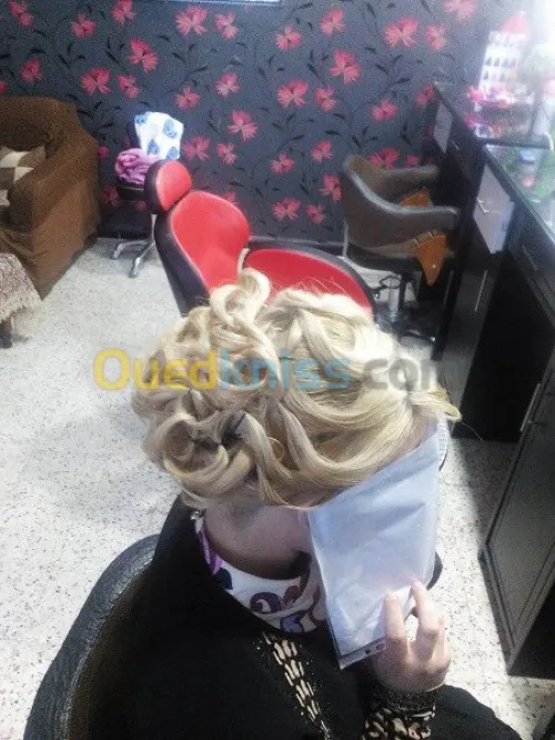 CHERCHE COIFFEUSE ET ESTHTISIENNE