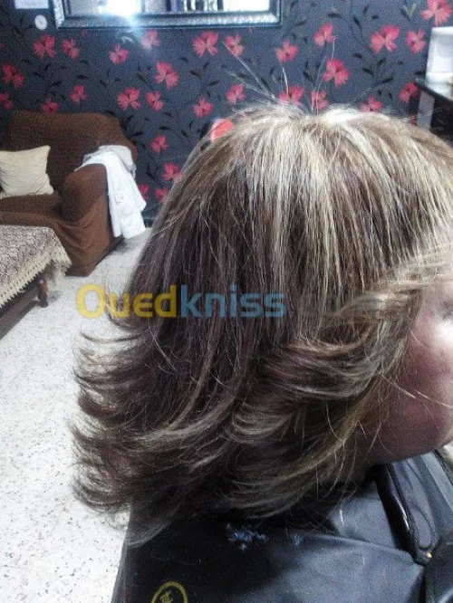 CHERCHE COIFFEUSE ET ESTHTISIENNE