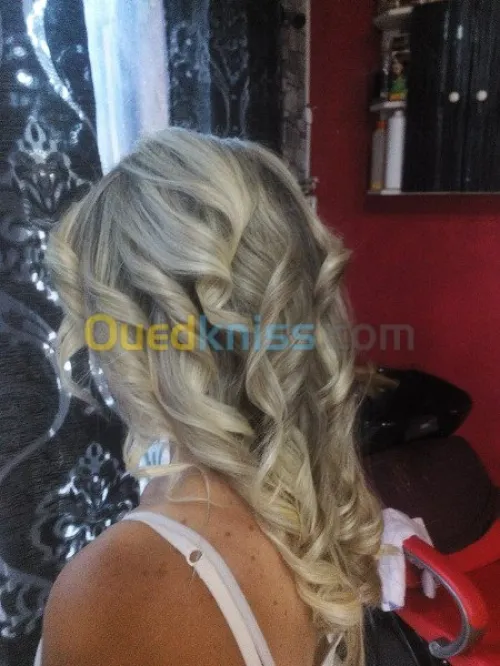 CHERCHE COIFFEUSE ET ESTHTISIENNE