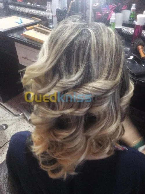 CHERCHE COIFFEUSE ET ESTHTISIENNE