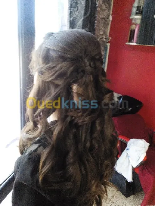 CHERCHE COIFFEUSE ET ESTHTISIENNE