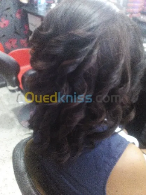 CHERCHE COIFFEUSE ET ESTHTISIENNE