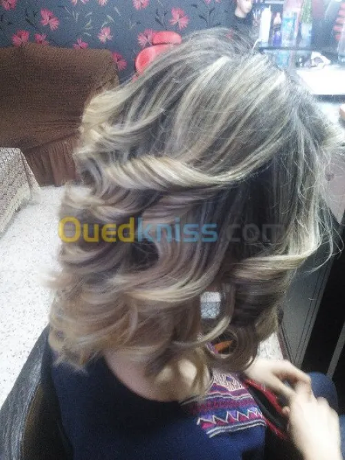CHERCHE COIFFEUSE ET ESTHTISIENNE
