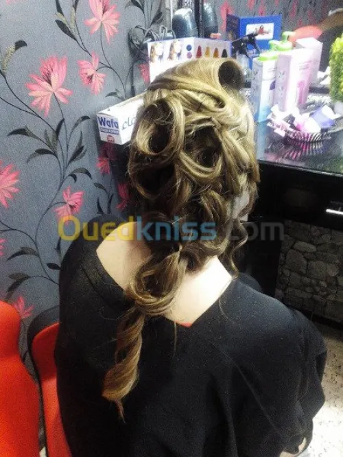 CHERCHE COIFFEUSE ET ESTHTISIENNE