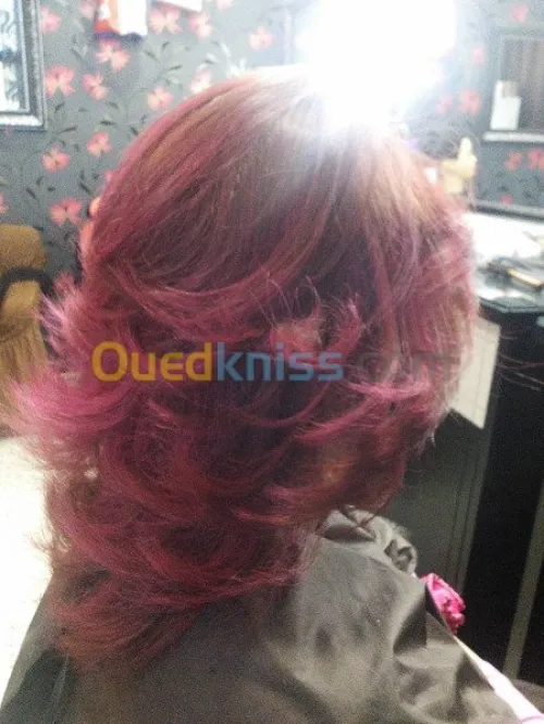 CHERCHE COIFFEUSE ET ESTHTISIENNE