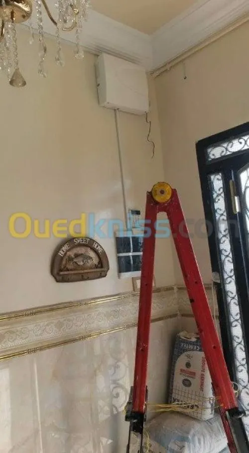 Installateur de caméra de surveillance