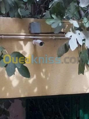 Installateur de caméra de surveillance