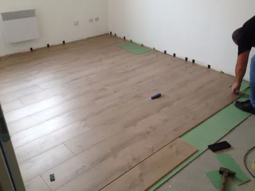 pose parquet / الارضيات الخشبية
