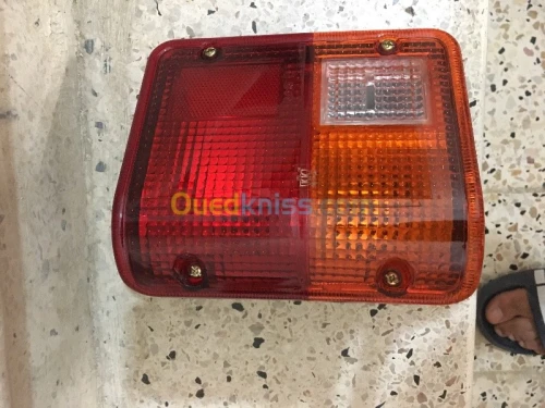 STOP FEUX ARRIÈRE MAHINDRA BOLERO 