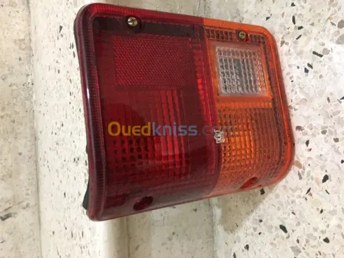 STOP FEUX ARRIÈRE MAHINDRA BOLERO