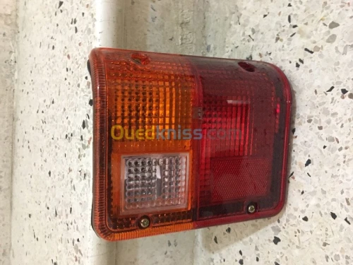 STOP FEUX ARRIÈRE MAHINDRA BOLERO