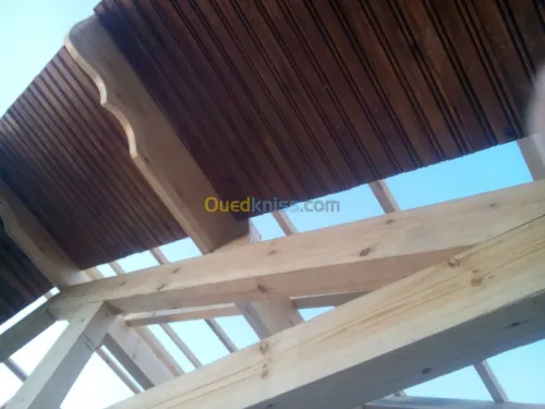 Charpente bois. Tuile .Toiture. Isolation thermique