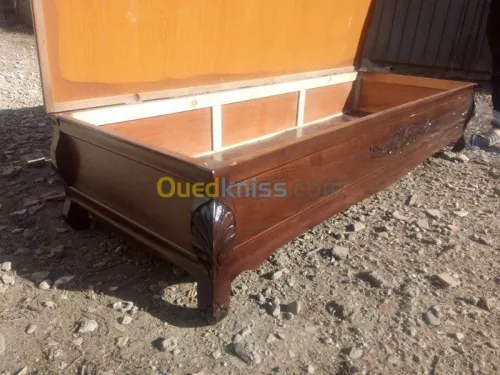 0555412716  canapes coffre