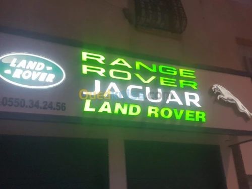paneaux et lettre lumineuse