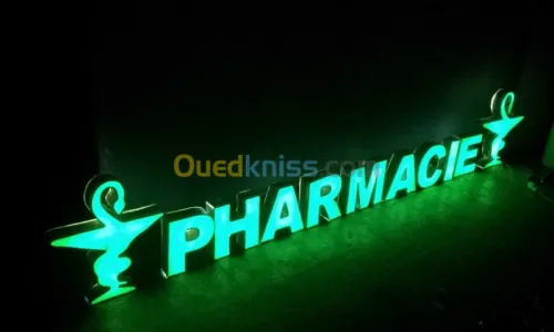 paneaux et lettre lumineuse