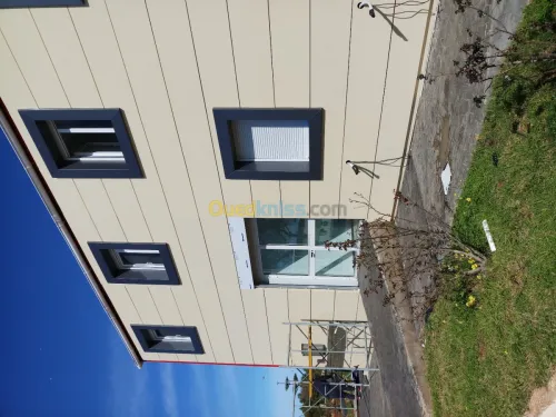 L'habillage de roulotte de chantier. 