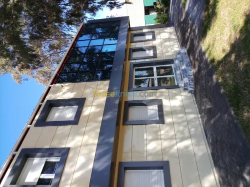 L'habillage de roulotte de chantier. 
