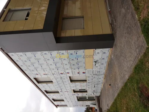 L'habillage de roulotte de chantier. 