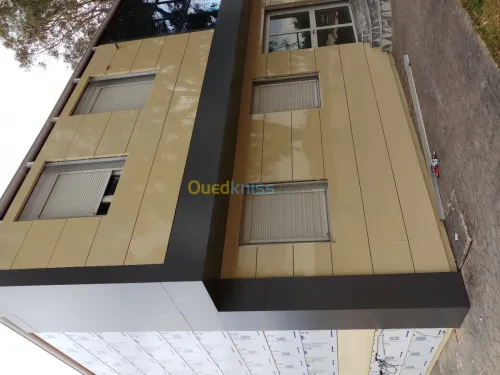 L'habillage de roulotte de chantier. 