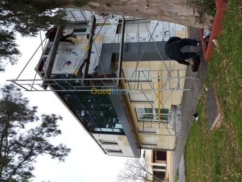 L'habillage de roulotte de chantier. 
