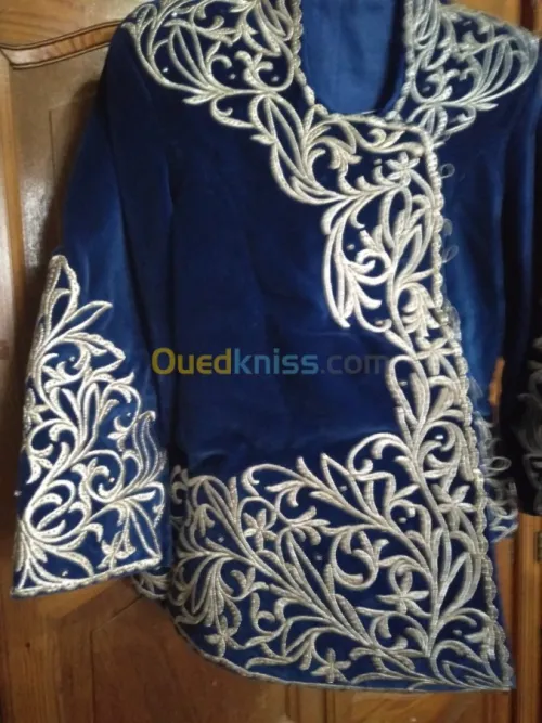 vêtement traditionnelles + un karakou 