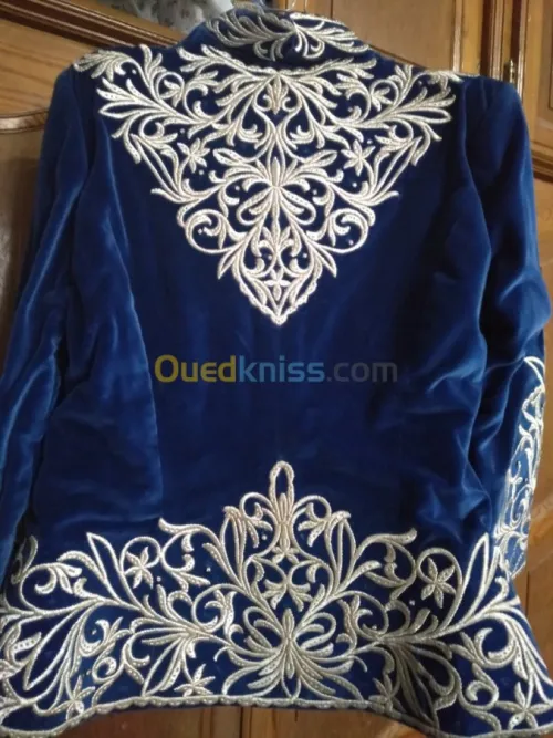 vêtement traditionnelles + un karakou 