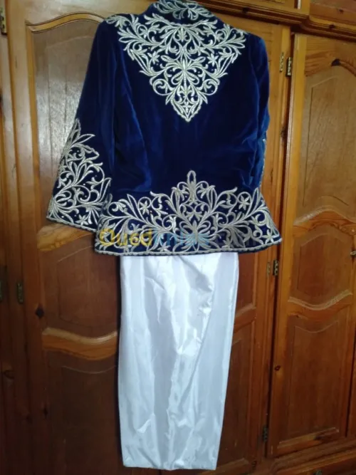 vêtement traditionnelles + un karakou 