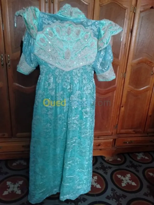 vêtement traditionnelles + un karakou 