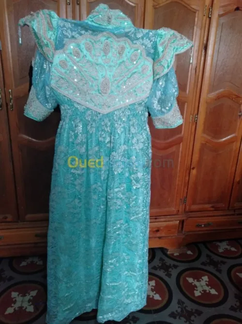 vêtement traditionnelles + un karakou 