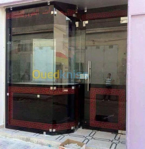 vitrine de façade en verre trempé 