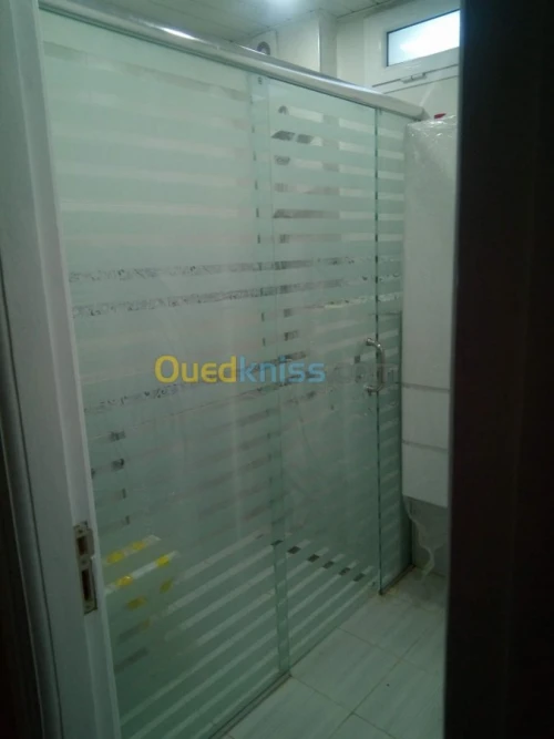 vitrine de façade en verre trempé 