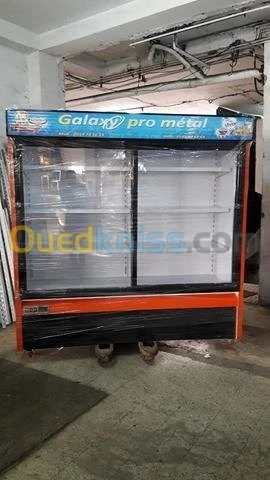 Frigo mural,présentoir et caisse 